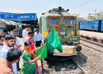 महापौर अलका बाघमार ने ट्रेन को दिखाई हरी झण्डी,श्रद्धालुओं का अयोध्या के लिए रवाना