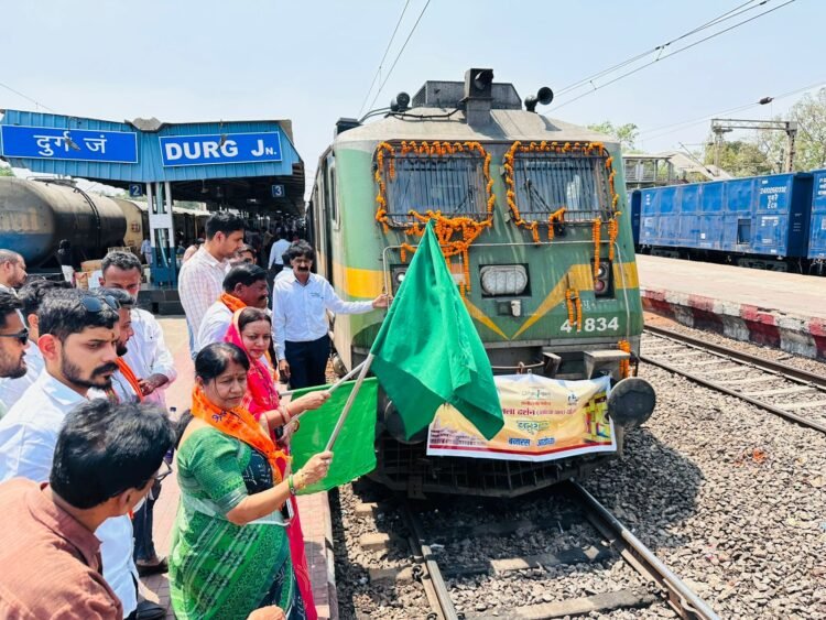 महापौर अलका बाघमार ने ट्रेन को दिखाई हरी झण्डी,श्रद्धालुओं का अयोध्या के लिए रवाना