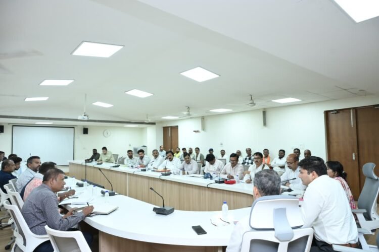 आयुक्त के निर्देश-शहर में कहीं नहीं दिखना चाहिए कचरा