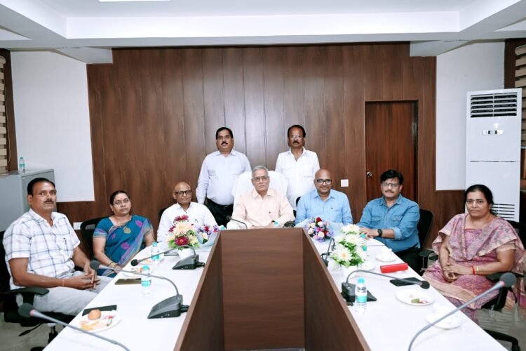 पॉवर कंपनी से दो कर्मियों को भावभीनी विदाई