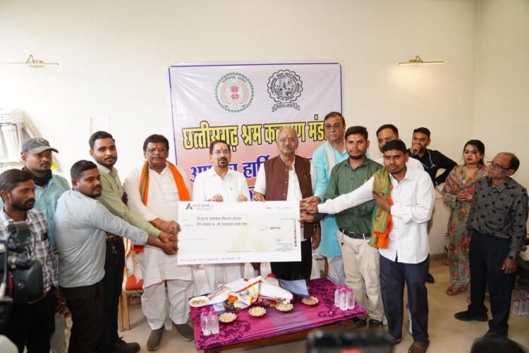 मजूदरों के मसीहा बृजमोहन अग्रवाल ने दी जन्मदिन और मजदूर दिवस की सौगात: 500 श्रमिकों को मिली साइकिल और सम्मान