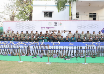 बस्तर में ऐतिहासिक सरेंडर: 25 नक्सली मुख्यधारा में लौटे, करोड़ों का खजाना जब्त
