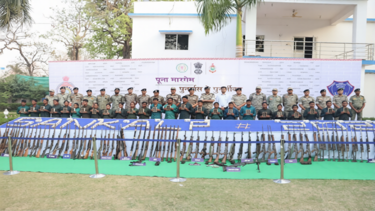बस्तर में ऐतिहासिक सरेंडर: 25 नक्सली मुख्यधारा में लौटे, करोड़ों का खजाना जब्त