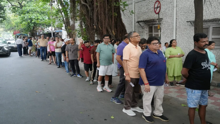 बंगाल चुनाव में बंपर वोटिंग: 11 बजे तक करीब 40% मतदान, BJP उम्मीदवार की कार पर हमला