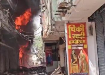 पटाखा दुकान में लगी भीषण आग, घंटों से जारी रेस्क्यू ऑपरेशन