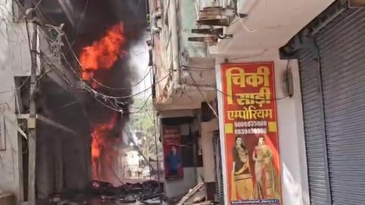 पटाखा दुकान में लगी भीषण आग, घंटों से जारी रेस्क्यू ऑपरेशन