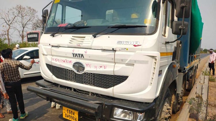 NH-53 पर तेज रफ्तार हाइवा का कहर, बाइक सवार दो युवकों की दर्दनाक मौत