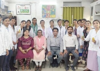 छात्रों का नवाचार: हर्बल हैंड सैनिटाइजर तैयार, नीम-तुलसी से मिला सुरक्षित विकल्प