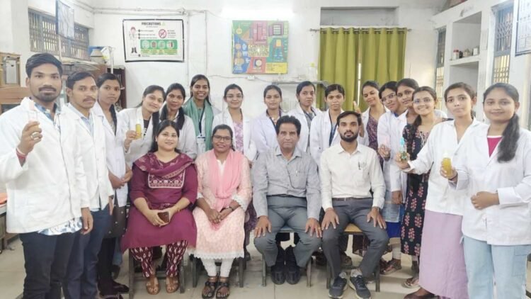 छात्रों का नवाचार: हर्बल हैंड सैनिटाइजर तैयार, नीम-तुलसी से मिला सुरक्षित विकल्प