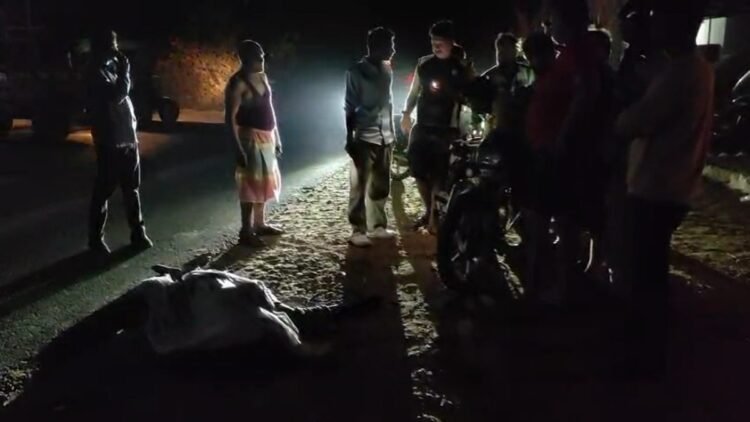 हार्वेस्टर की टक्कर से बाइक सवार की मौत, ग्रामीणों में आक्रोश