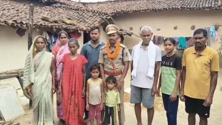 नक्सल प्रभावित गांव का लाल बना SI, ललित गावड़े ने रचा इतिहास