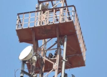 हाई वोल्टेज ड्रामा, टावर पर चढ़ा युवक, मची अफरा-तफरी