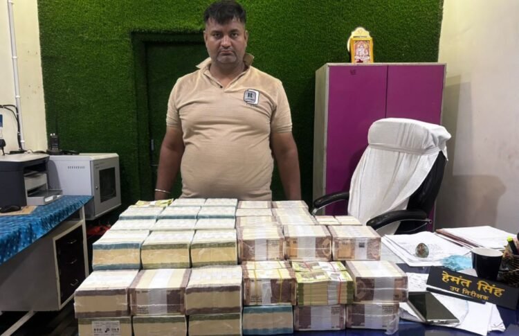 बिलासपुर में बड़ी कार्रवाई: 17.90 लाख कैश के साथ संदिग्ध युवक गिरफ्तार