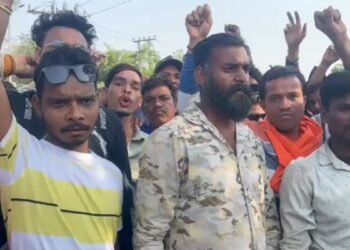 मांगें पूरी नहीं होने पर भड़के कर्मचारी, प्लांट के बाहर जोरदार विरोध