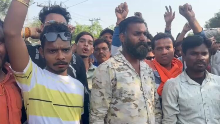 मांगें पूरी नहीं होने पर भड़के कर्मचारी, प्लांट के बाहर जोरदार विरोध