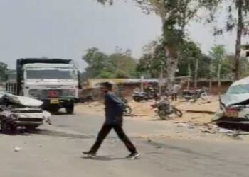 NH-43 पर दर्दनाक दुर्घटना: अर्टिगा कारों की भिड़ंत में एक की जान गई, कई घायल