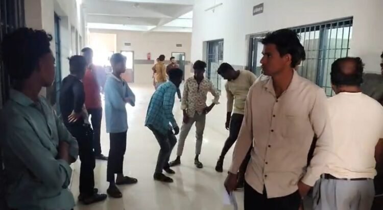 आवारा कुत्तों का आतंक: 16 लोग घायल, अस्पताल में एंटी-रेबीज इंजेक्शन, कुत्ते अब तक पकड़ से बाहर