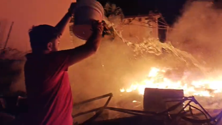 लोरमी में देर रात कबाड़ी दुकान में लगी भीषण आग, घंटों जूझते रहे लोग-लाखों का नुकसान