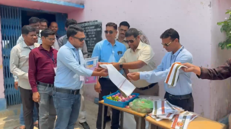 43° तापमान में प्रगणकों के लिए अनोखी पहल: तहसीलदार ने दिए प्याज-टॉवेल, शरबत से किया स्वागत