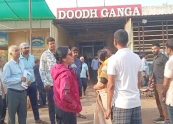 कलेक्टर का एक्शन: मिठाइयों में चींटियां मिलने पर ‘दूध गंगा’ बंद