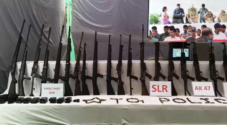 47 नक्सलियों ने किया आत्मसमर्पण, भारी मात्रा में हथियार बरामद