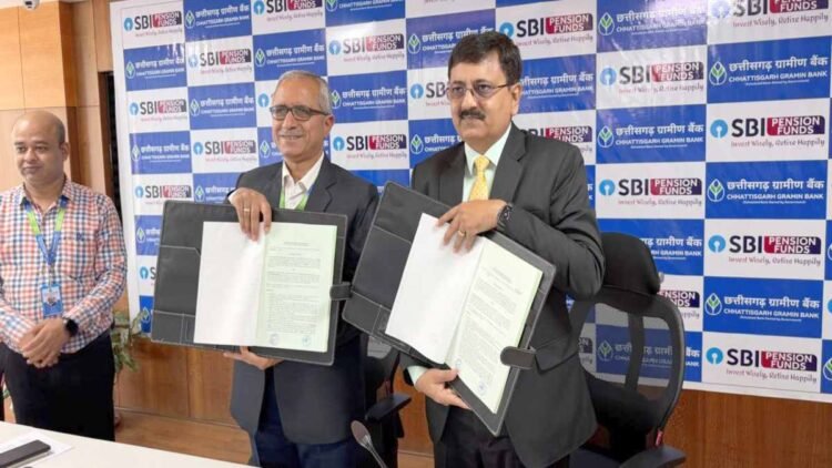 नवा रायपुर में छत्तीसगढ़ ग्रामीण बैंक और SBI पेंशन फंड के बीच MoU, पेंशन सेवाओं की शुरुआत