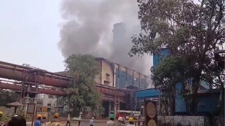 BSP में भीषण आग, केबल के सहारे कूदकर मजदूरों ने बचाई जान