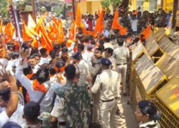 भिलाई में हनुमान प्रतिमा हटाने पर हंगामा, निगम के खिलाफ सड़कों पर उतरे बजरंग दल के कार्यकर्ता