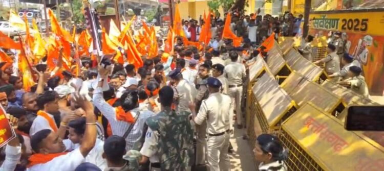 भिलाई में हनुमान प्रतिमा हटाने पर हंगामा, निगम के खिलाफ सड़कों पर उतरे बजरंग दल के कार्यकर्ता