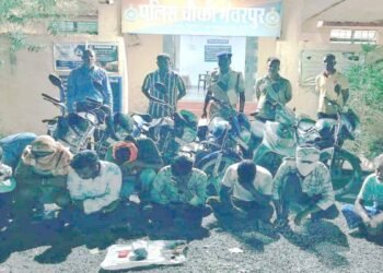 नीम के पेड़ के नीचे चल रहा था जुआ, पुलिस ने 9 को दबोचा