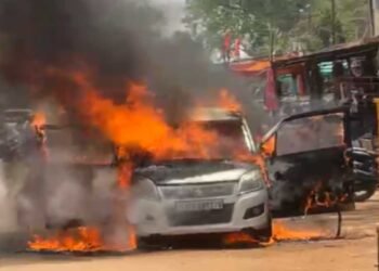 चलते-चलते कार बनी आग का गोला, चालक की सूझबूझ से टला बड़ा हादसा