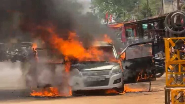 चलते-चलते कार बनी आग का गोला, चालक की सूझबूझ से टला बड़ा हादसा