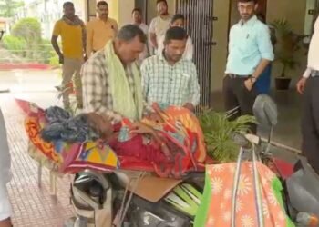 इंसानियत शर्मसार: बीमार पत्नी को खाट बांध बाइक से ढोता रहा पति, सिस्टम पर सवाल
