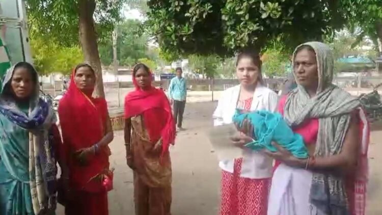मानवता की मिसाल: खाली घर में मिला नवजात, ग्रामीणों ने बचाई जान