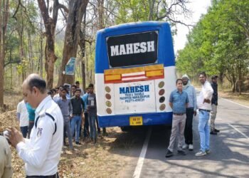 गरियाबंद में बसों पर सख्ती: ओवरलोड और नियम उल्लंघन पर कार्रवाई, 22,100 का चालान