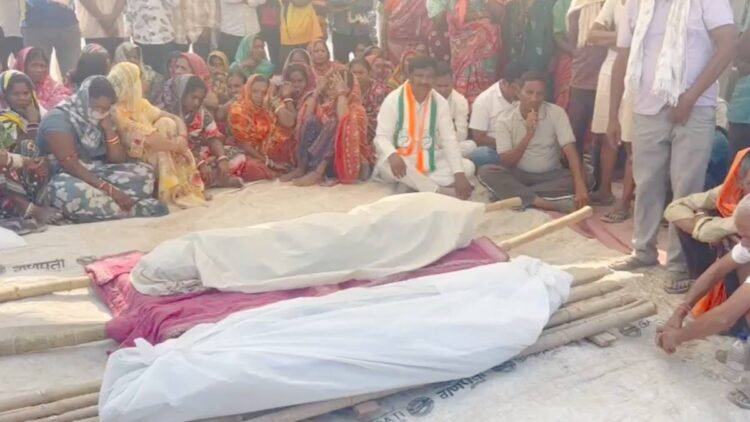 ट्रक की टक्कर से दो युवकों की मौत, गुस्साए ग्रामीणों ने कंपनी गेट पर किया प्रदर्शन