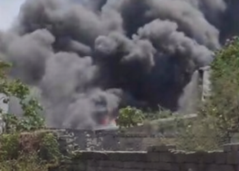 सड्डू की फैक्ट्री में भीषण अग्निकांड, आग बुझाने में जुटीं कई दमकल गाड़ियां