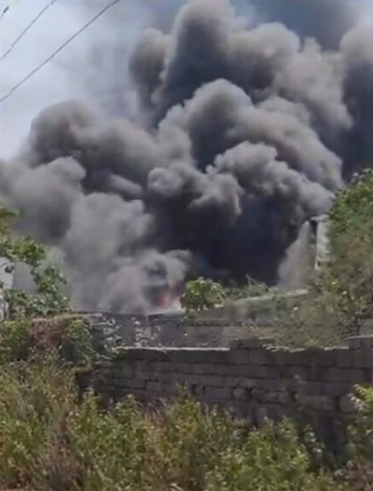 सड्डू की फैक्ट्री में भीषण अग्निकांड, आग बुझाने में जुटीं कई दमकल गाड़ियां