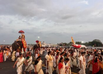 उड़ानें रुकीं, आस्था ने उड़ान ली,तिरुवनंतपुरम एयरपोर्ट के रनवे पर उतरा अनूठा धार्मिक जुलूस
