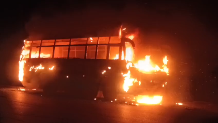 शादी की खुशियां मातम में बदलते-बदलते बचीं, बाराती बस में लगी आग