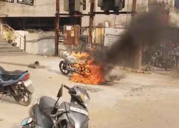 सड़क किनारे खड़ी बाइक बनी आग का गोला, बाल-बाल टली बड़ी घटना