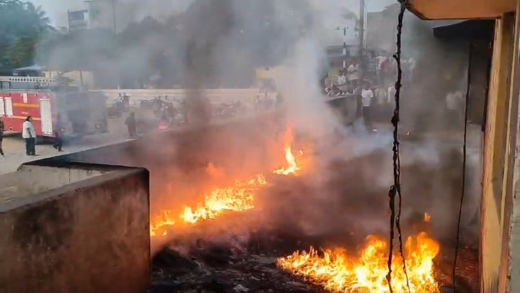 कोंडागांव में भीषण आग से मचा हड़कंप, स्टेडियम के पास उठीं 15 फीट ऊंची लपटें
