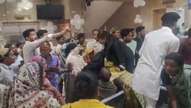 इलाज के दौरान बवाल, नवकार हॉस्पिटल में दो पक्षों में मारपीट