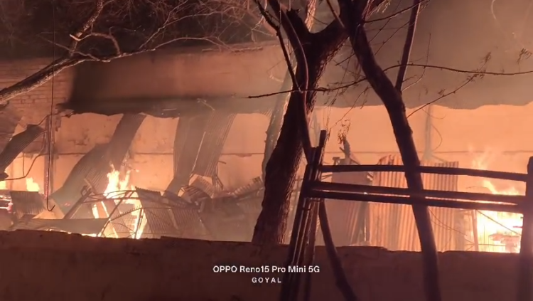 फाफाडीह के टिंबर गोदाम में लगी भीषण आग, लाखों का सामान जलकर खाक