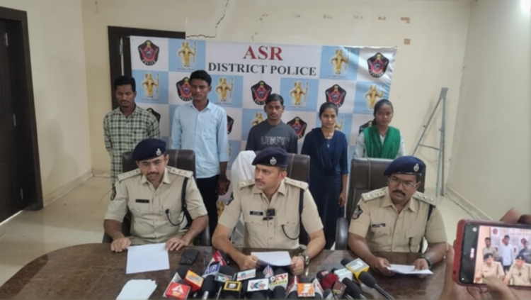 लाल आतंक को झटका, लाखों के इनामी नक्सलियों ने किया सरेंडर