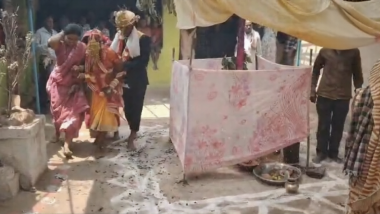 देवी-देवताओं की आस्था से जुड़ी अनोखी रस्म, अंगारों पर चलकर हुई शादी