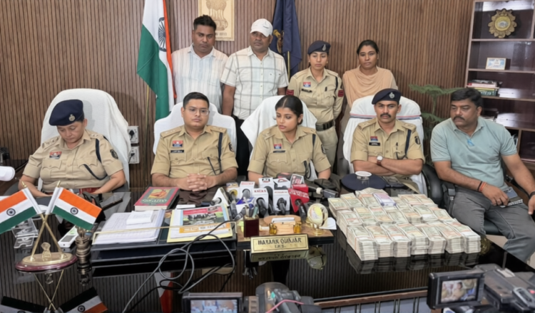 49.5 लाख नकद और कारें बरामद, मास्टरमाइंड ने रिश्तेदारों में बांटे थे पैसे