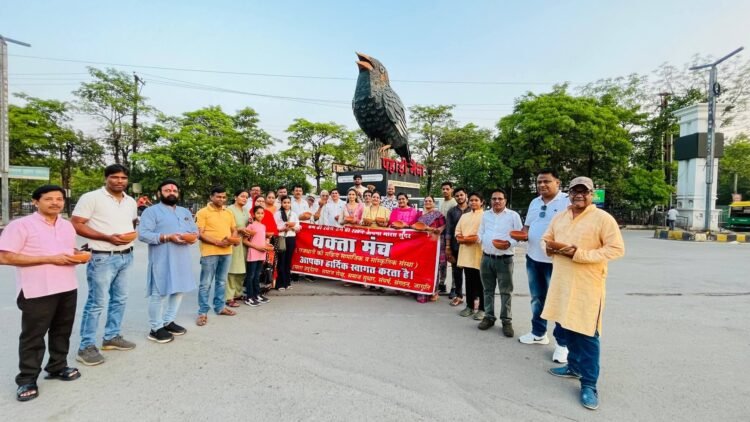 वक्ता मंच का पक्षी मित्र अभियान: निःशुल्क सकोरे बांटे गए