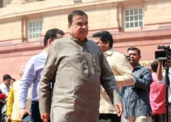 पीएम मोदी की अपील के बाद बस से सफर पर निकले नितिन गडकरी, बोले- ‘पेट्रोल-डीजल बचाना समय की जरूरत’