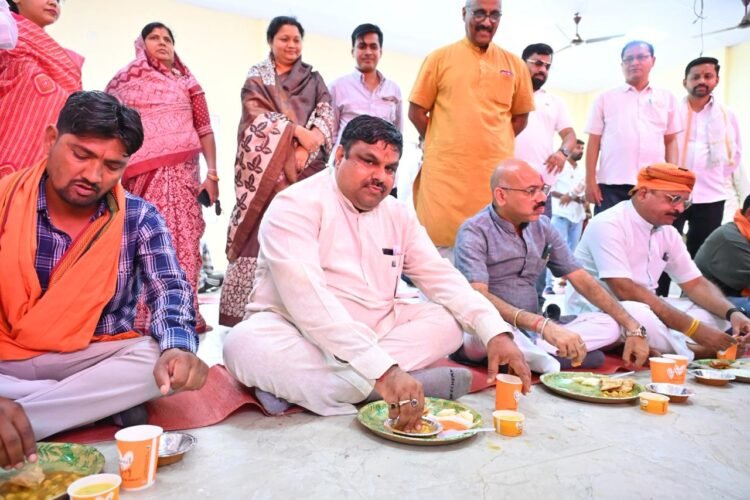श्रमिक दिवस पर सेवा सदन में सामूहिक भोजन एवं संवाद कार्यक्रम आयोजित